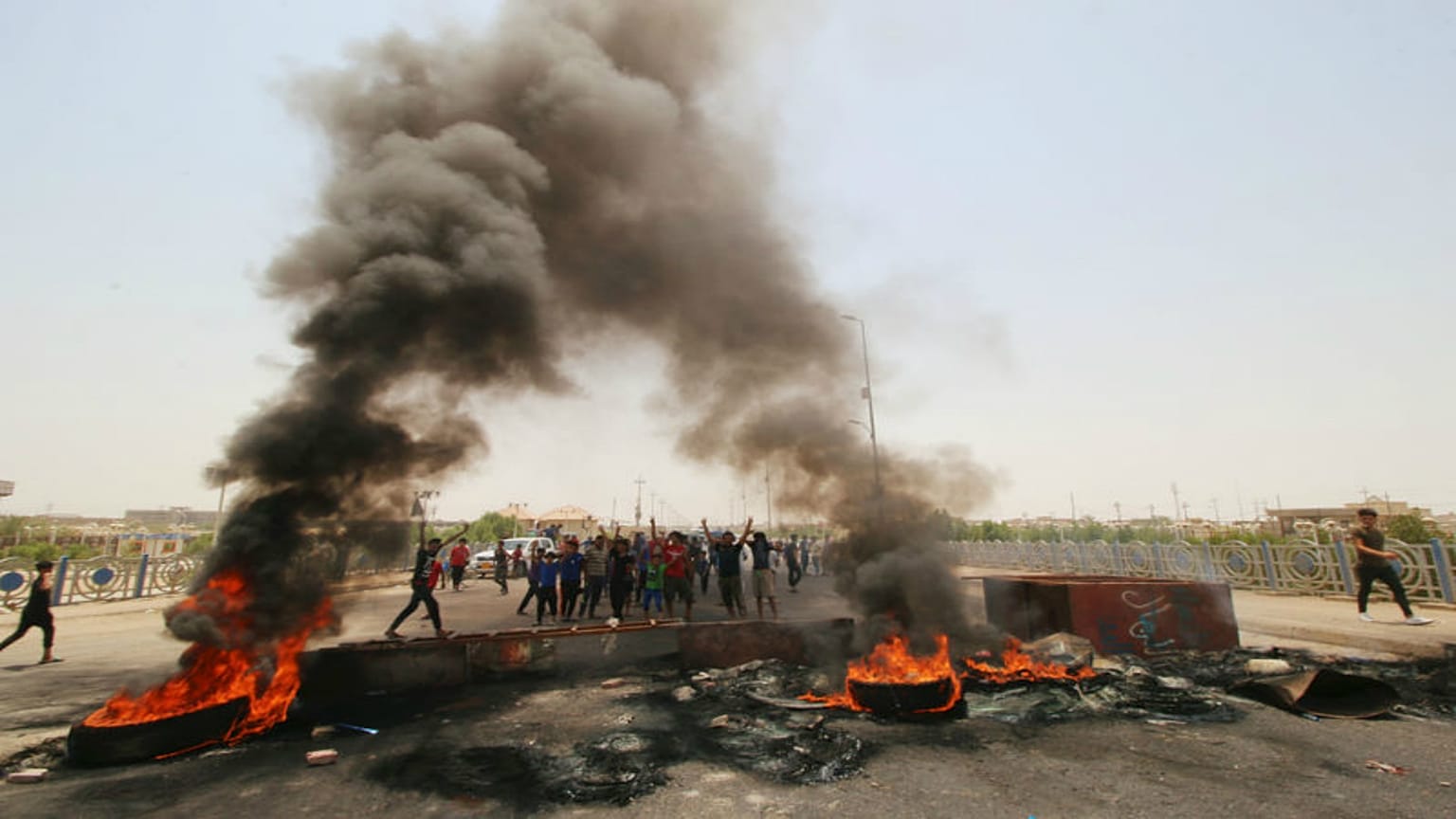  استئناف الحركة الجوية بمطار النجف عقب انسحاب المتظاهرين