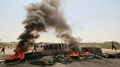  استئناف الحركة الجوية بمطار النجف عقب انسحاب المتظاهرين