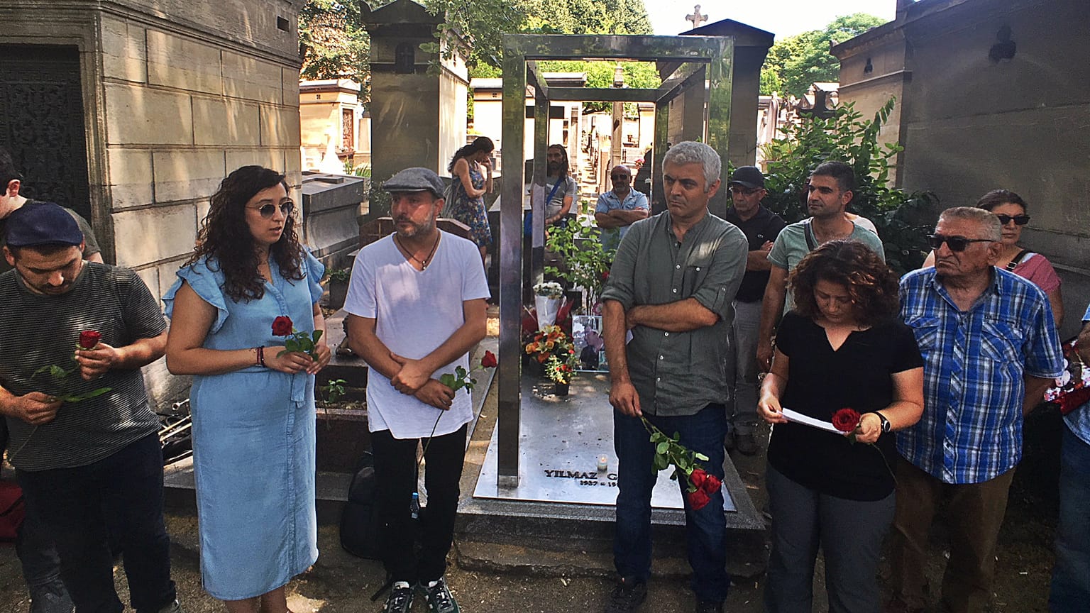 Grup Yorum üyeleri Yılmaz Güney'in mezarı başında açıklama yaptı