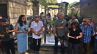 Grup Yorum üyeleri Yılmaz Güney'in mezarı başında açıklama yaptı