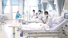 دو نوجوان فوتبالیست نجات‌یافته از غار شهروند تایلند می‌شوند
