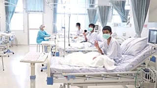 دو نوجوان فوتبالیست نجات‌یافته از غار شهروند تایلند می‌شوند