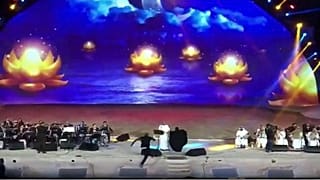 دستگیری یک زن سعودی به جرم بغل کردن خواننده مرد بر روی صحنه