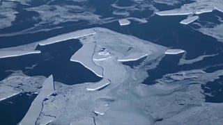 Icebergue ameaça aldeia na Gronelândia