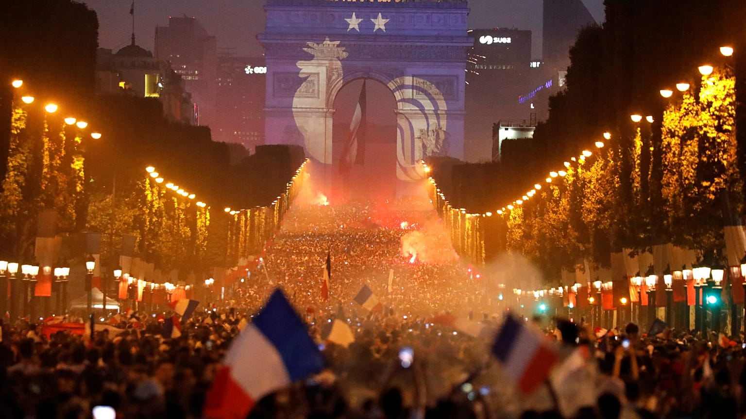 La France célèbre la victoire et attend ses héros !