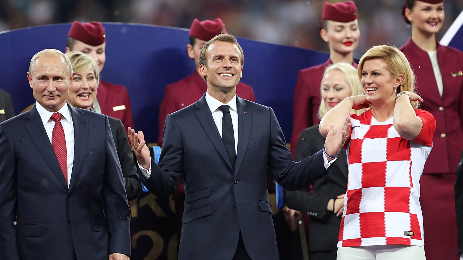 Macron présente aux Bleus un soldat blessé
