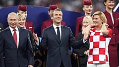 Macron présente aux Bleus un soldat blessé