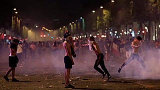 Több francia városban is rendőröknek kellett szétoszlatnia a törő-zúzó szurkolókat