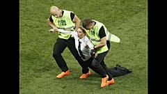 أعضاء "بوسي رايوت" اقتحمن نهائي كأس العالم اعتراضاً على سياسات بوتين