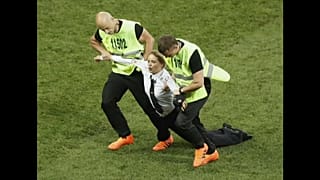 أعضاء "بوسي رايوت" اقتحمن نهائي كأس العالم اعتراضاً على سياسات بوتين