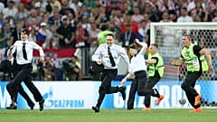 Les Pussy Riots font irruption en pleine finale de Coupe du Monde