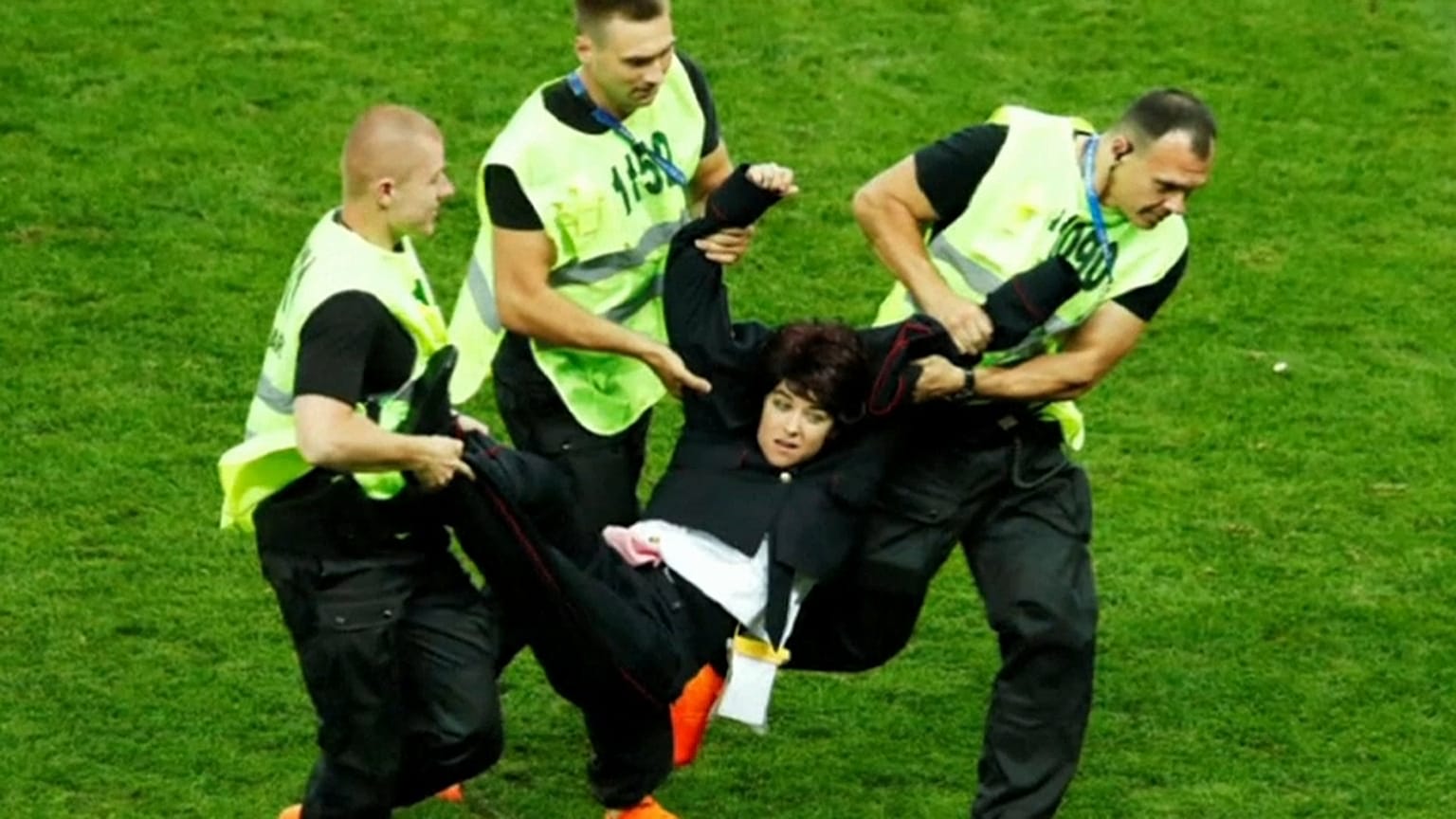 Pussy Riot invadiram a final para protestar contra Putin