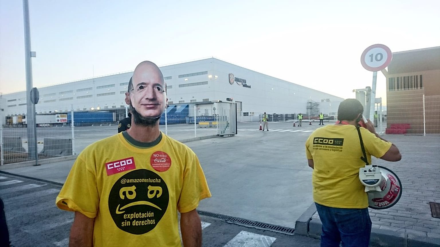 Los trabajadores de Amazon España, en pie de guerra: "En estas condiciones no trabajamos"
