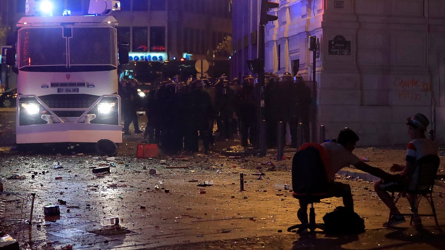 Los Campos Elíseos convertidos en campo de batalla