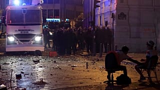 Los Campos Elíseos convertidos en campo de batalla
