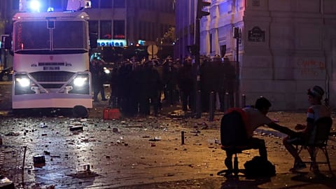 Los Campos Elíseos convertidos en campo de batalla