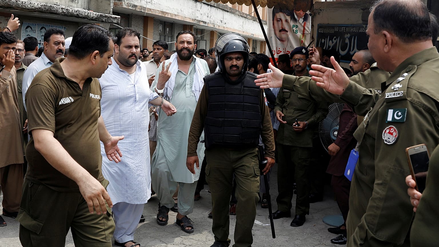 Pakistan'da 17 bin iktidar partisi üyesine seçim kanunu ihlalinden soruşturma