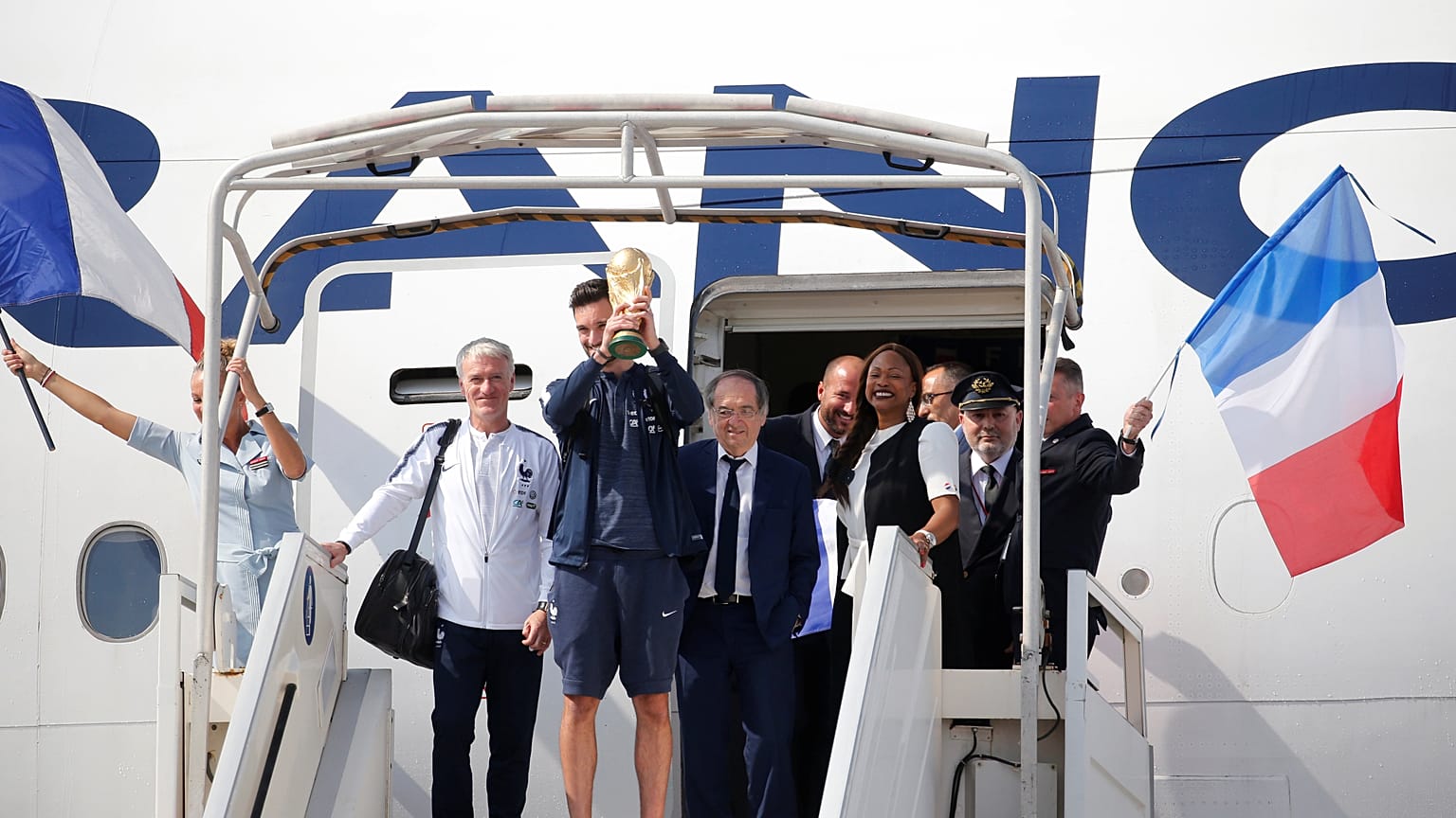 La selección francesa aterriza triunfante en París