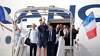 La selección francesa aterriza triunfante en París