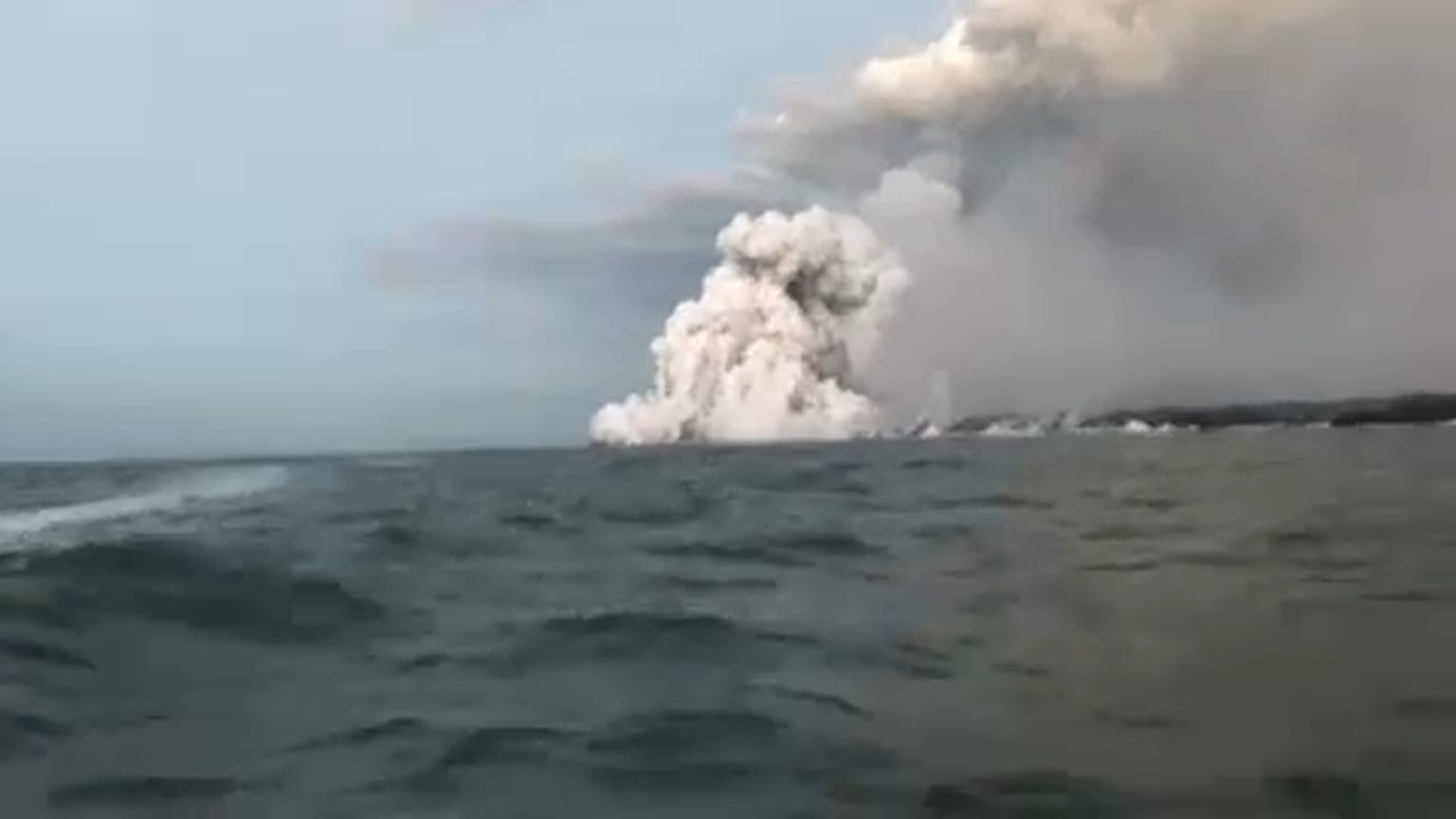 "Lava bombs" injures 23 on boat trip in Hawaii