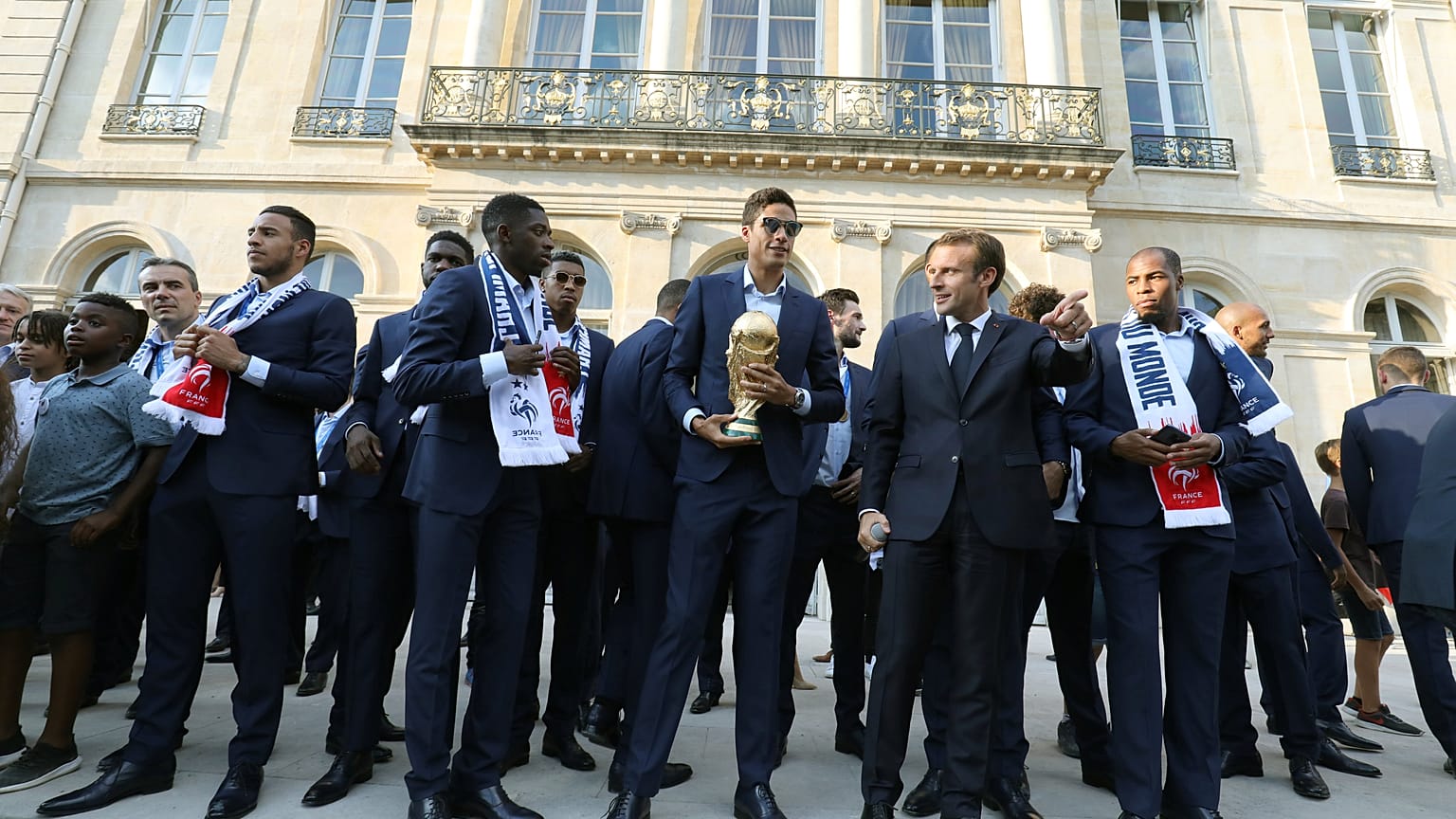 Emmanuel Macron empfängt das Team.