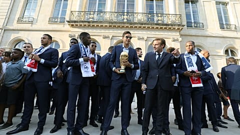Emmanuel Macron empfängt das Team.