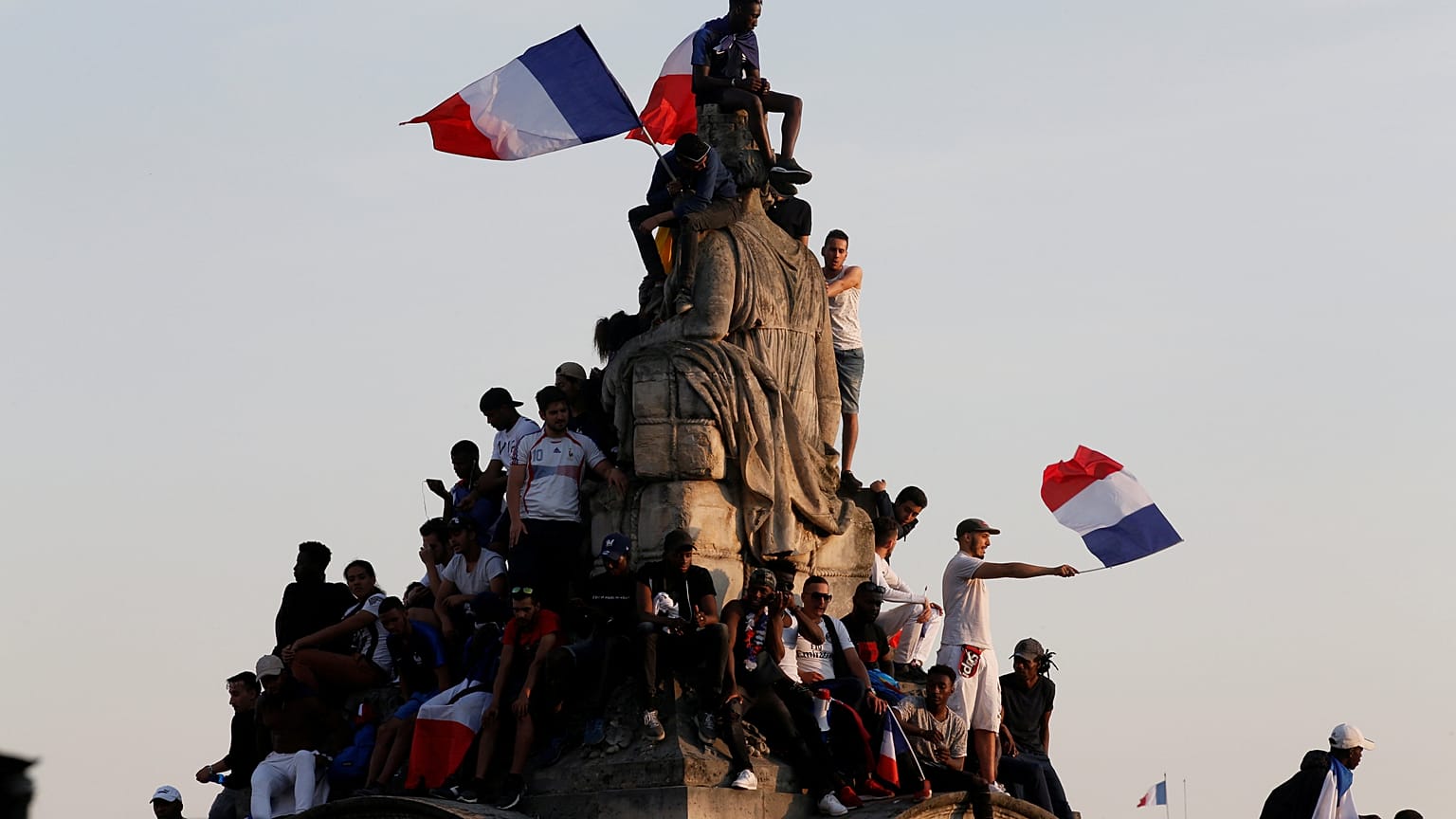 Paris : les champions du monde descendent les Champs-Elysées