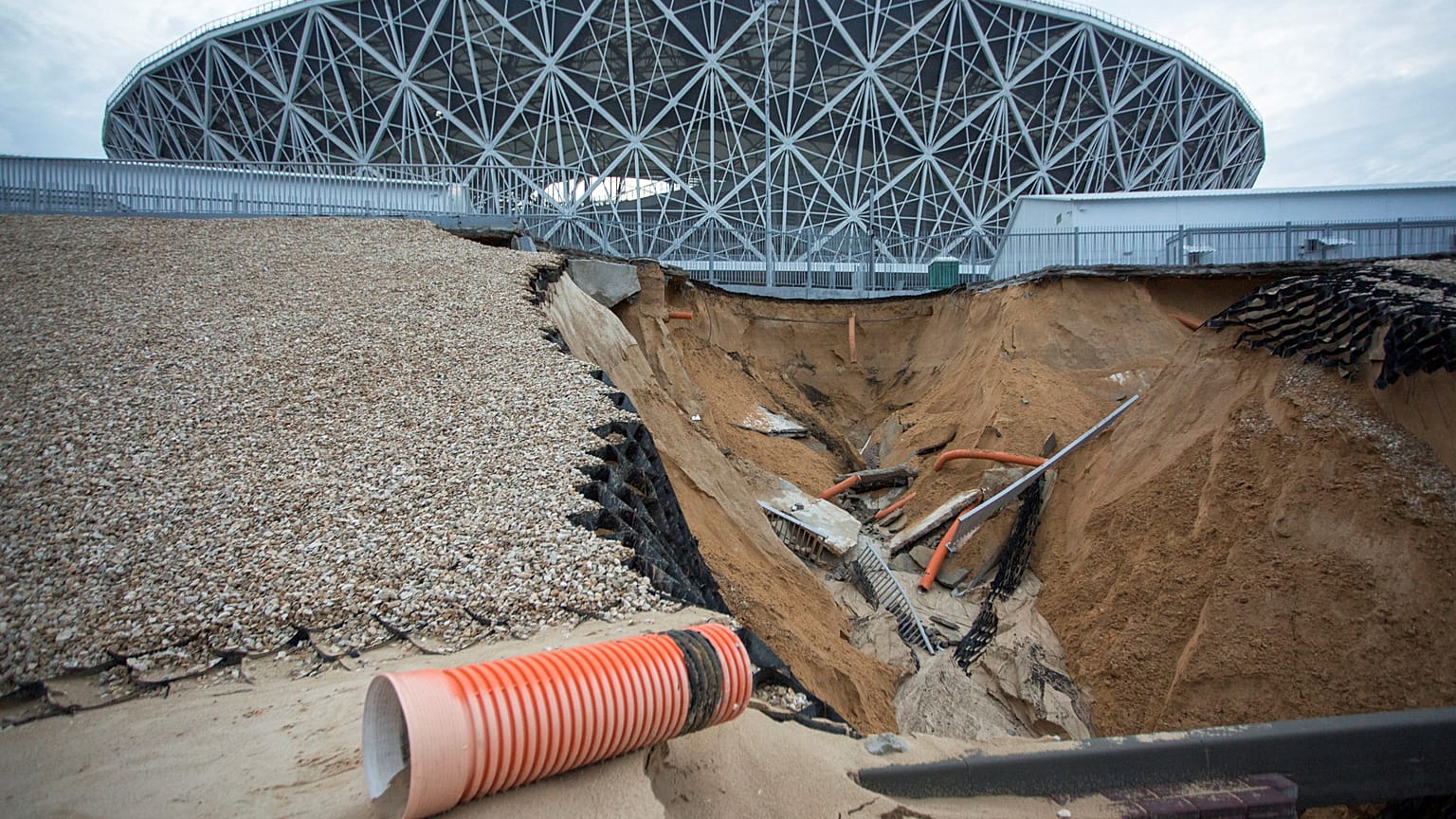 Schwer mitgenommen von einem Erdrutsch: Das Stadion in Wolgograd