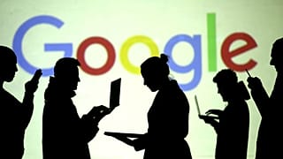 Des silhouettes vues devant le logo de Google