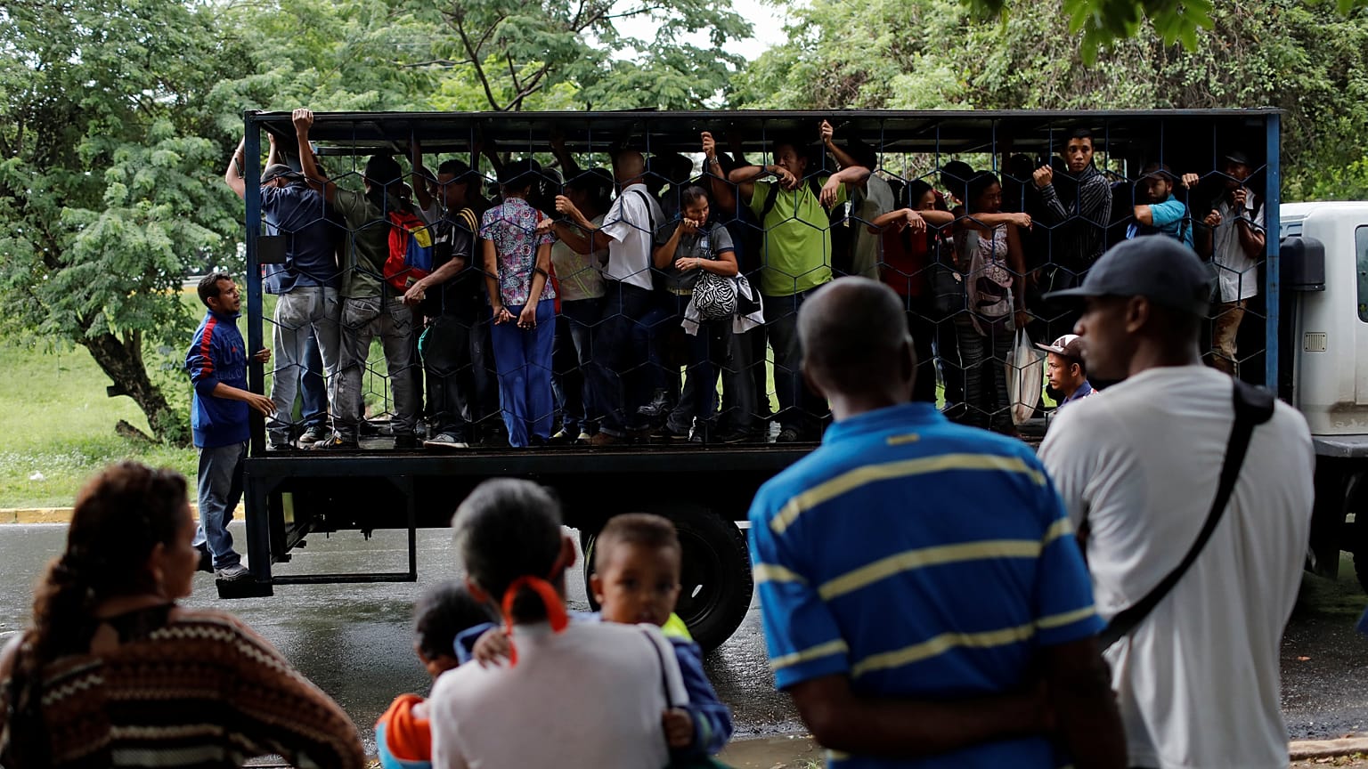 Venezuela: subidos a camiones como ganado por falta de autobuses