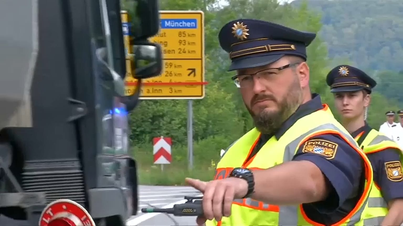Bayerns Polizei beginnt mit Grenzkontrollen zu Österreich 