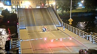 Radfahrerin stürzt in Lücke, als sich Brücke öffnet
