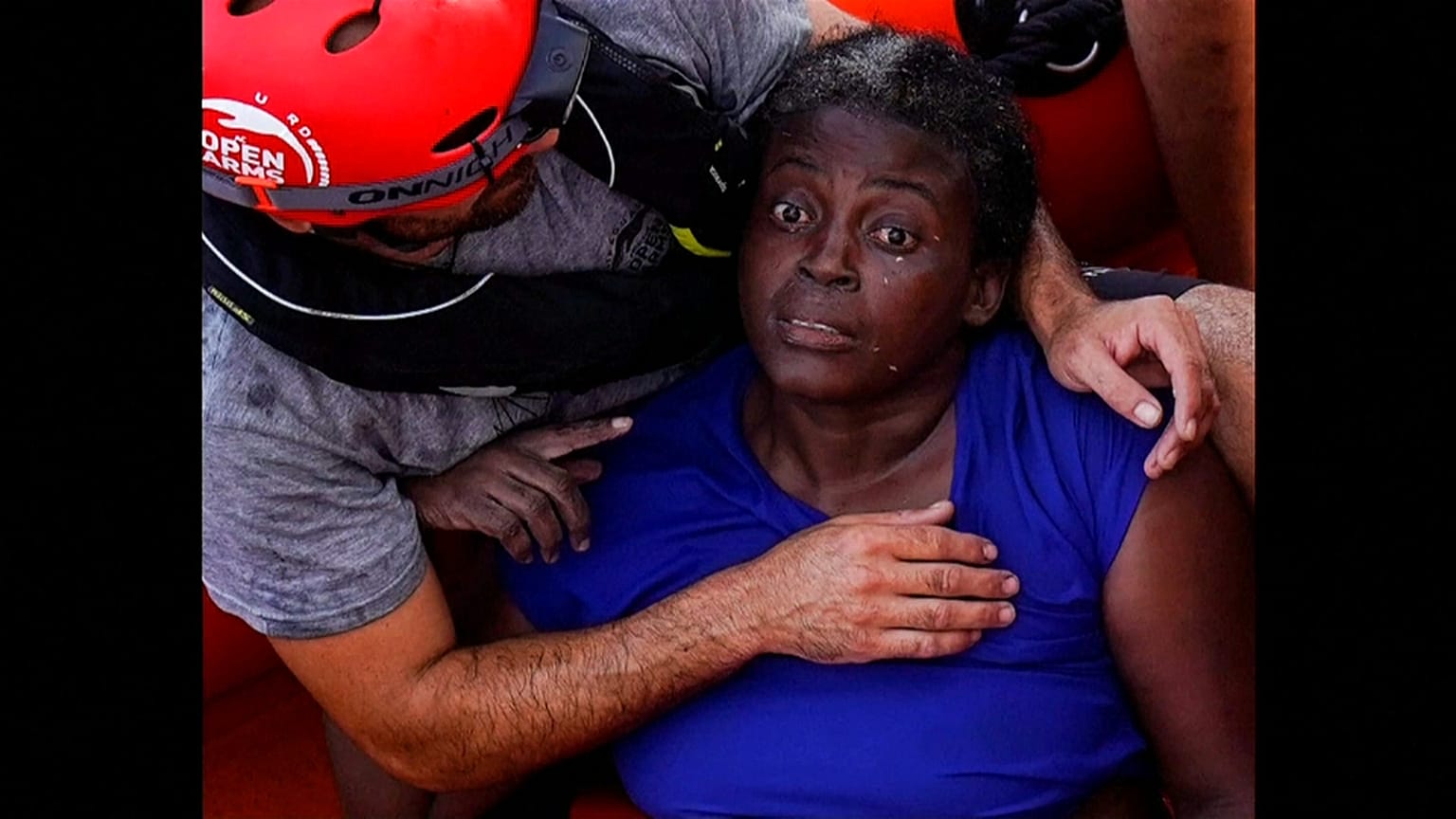 Une migrante sauvée des eaux par l'ONG Proactiva Open Arms