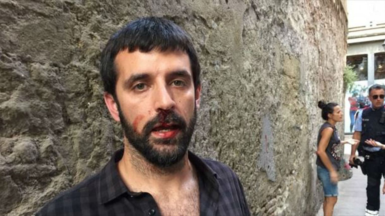 Fotoperiodista agredido dice haber sido reconocido por investigar la ultraderecha 