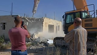Des Palestiniens détruisent leurs maisons