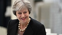 Theresa May visita Irlanda do Norte
