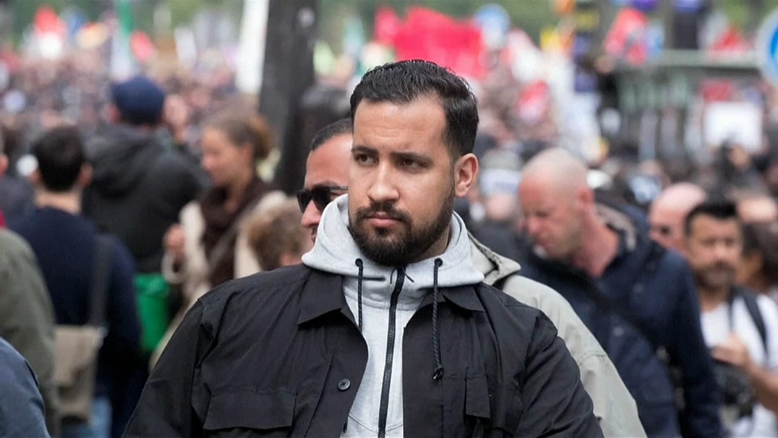 من هو ألكسندر بينالا الحارس الشخصي لماكرون الذي أبرح متظاهرا ضربا ؟