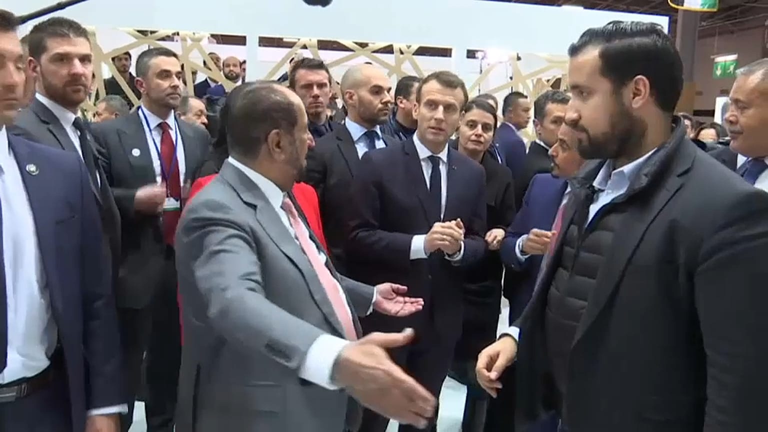 ماكرون يطرد حارسه الشخصي لاعتدائه بالضرب على متظاهر