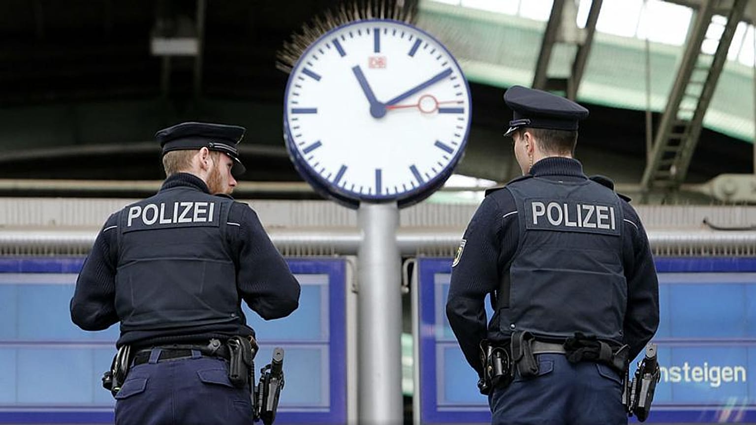 إصابة 14 شخصا على الأقل في حادثة طعن داخل حافلة بشمال ألمانيا