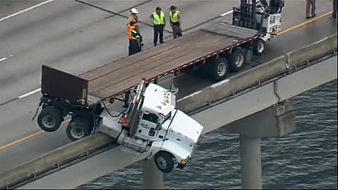 Floride : la cabine du semi-remorque pend dans le vide