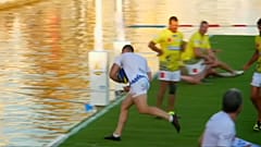 NO COMMENT: Rugby na água é no sul de França