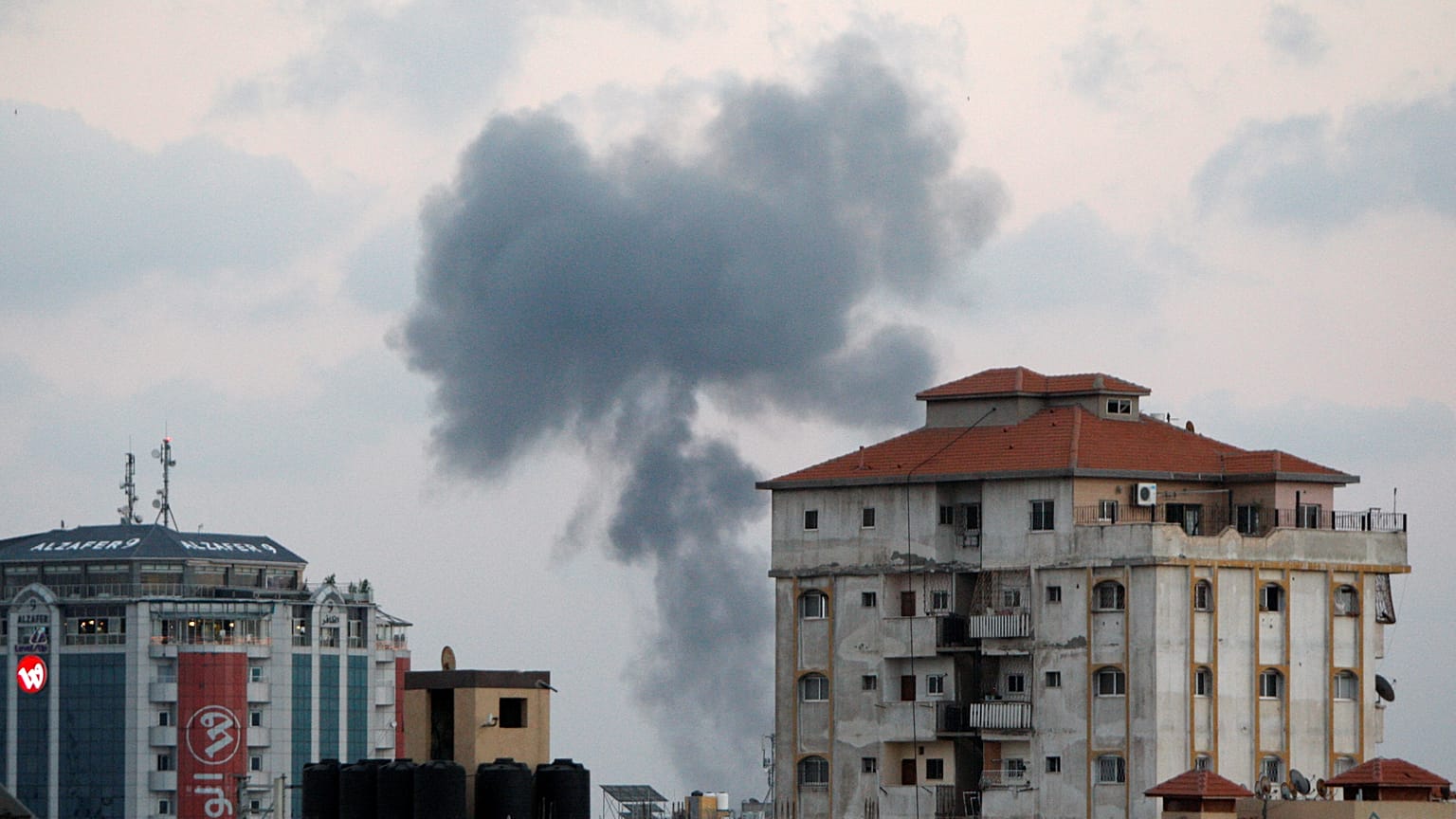 İsrail ve Hamas savaş büyümeden ateşkes ilan etti
