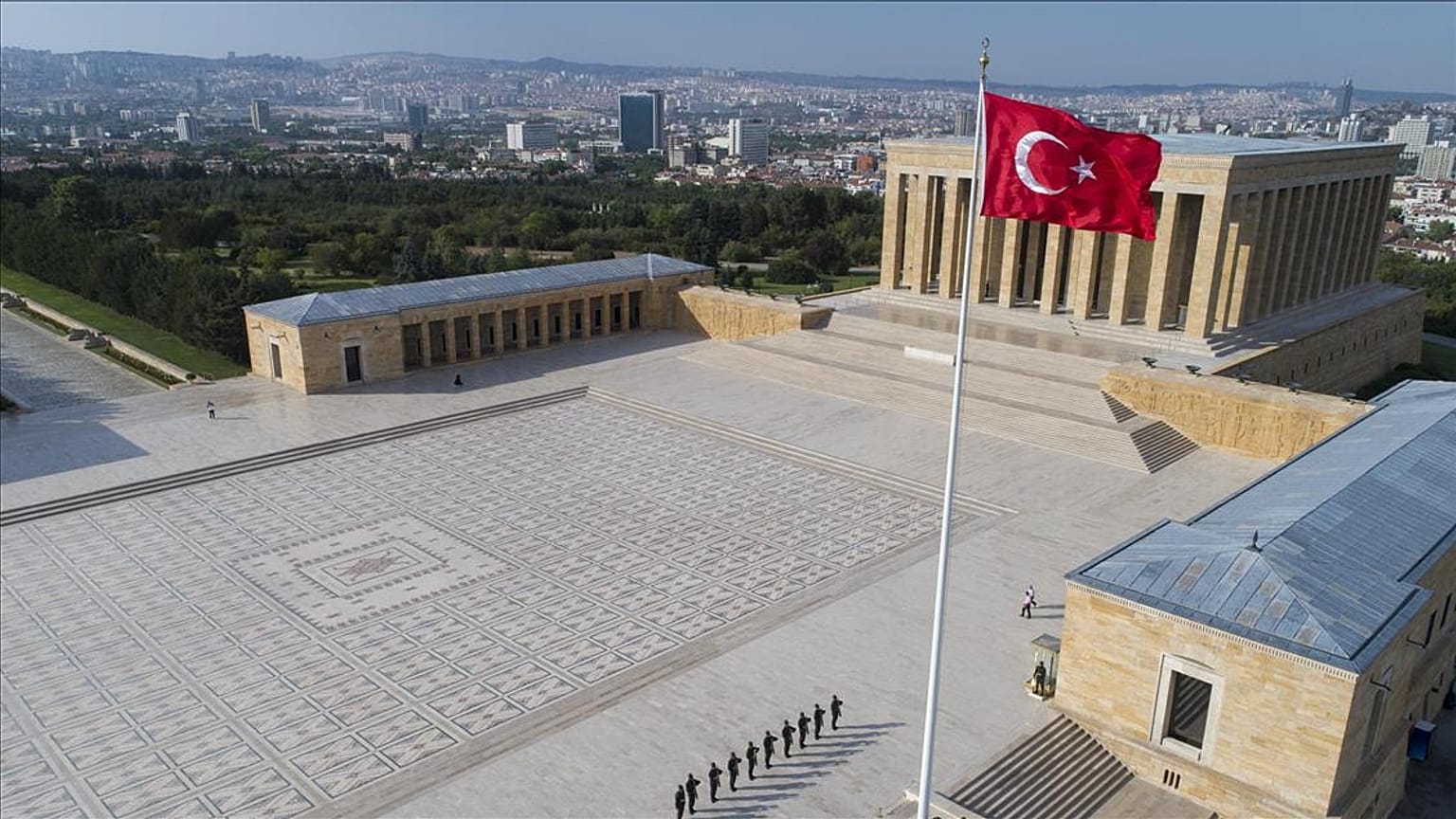 Anıtkabir'de Atatürk'e hakaret eden genç kız gözaltına alındı