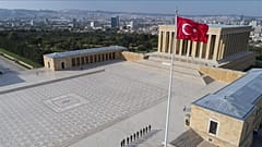 Anıtkabir'de Atatürk'e hakaret eden genç kız gözaltına alındı