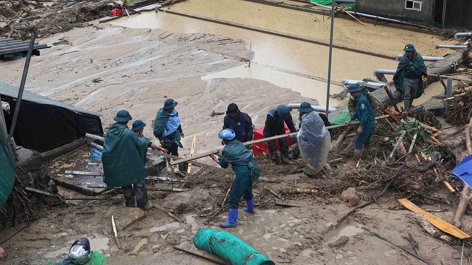 Vietnam'ı vuran Son Tinh fırtınası 20 can aldı 