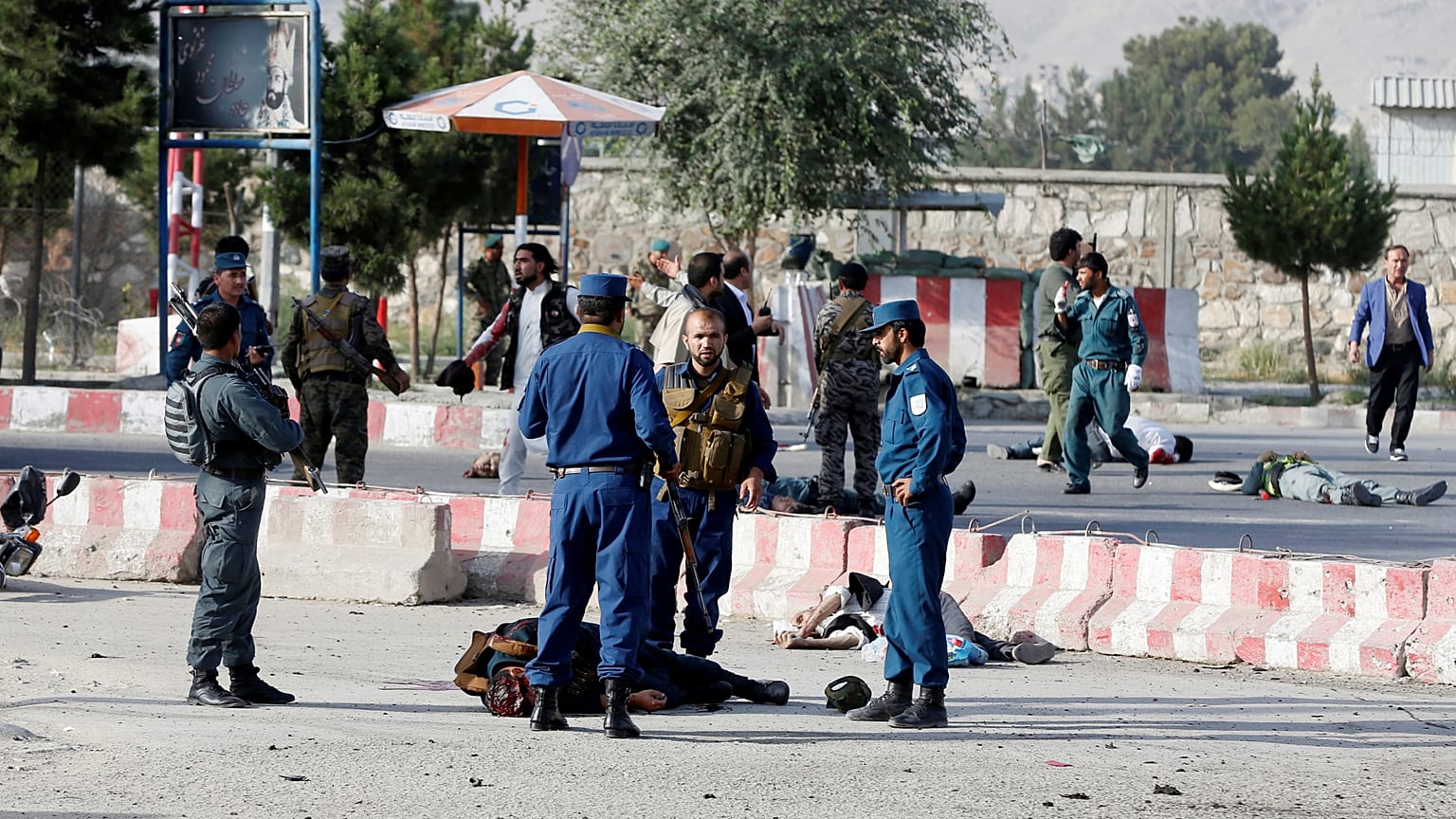 Türkiye'den ayrılan Cumhurbaşkanı Yardımcısı Dostum Afganistan'da bombalı karşılama 