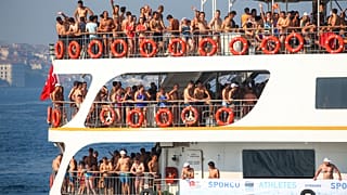 2.000 nadadores cruzan de Asia a Europa