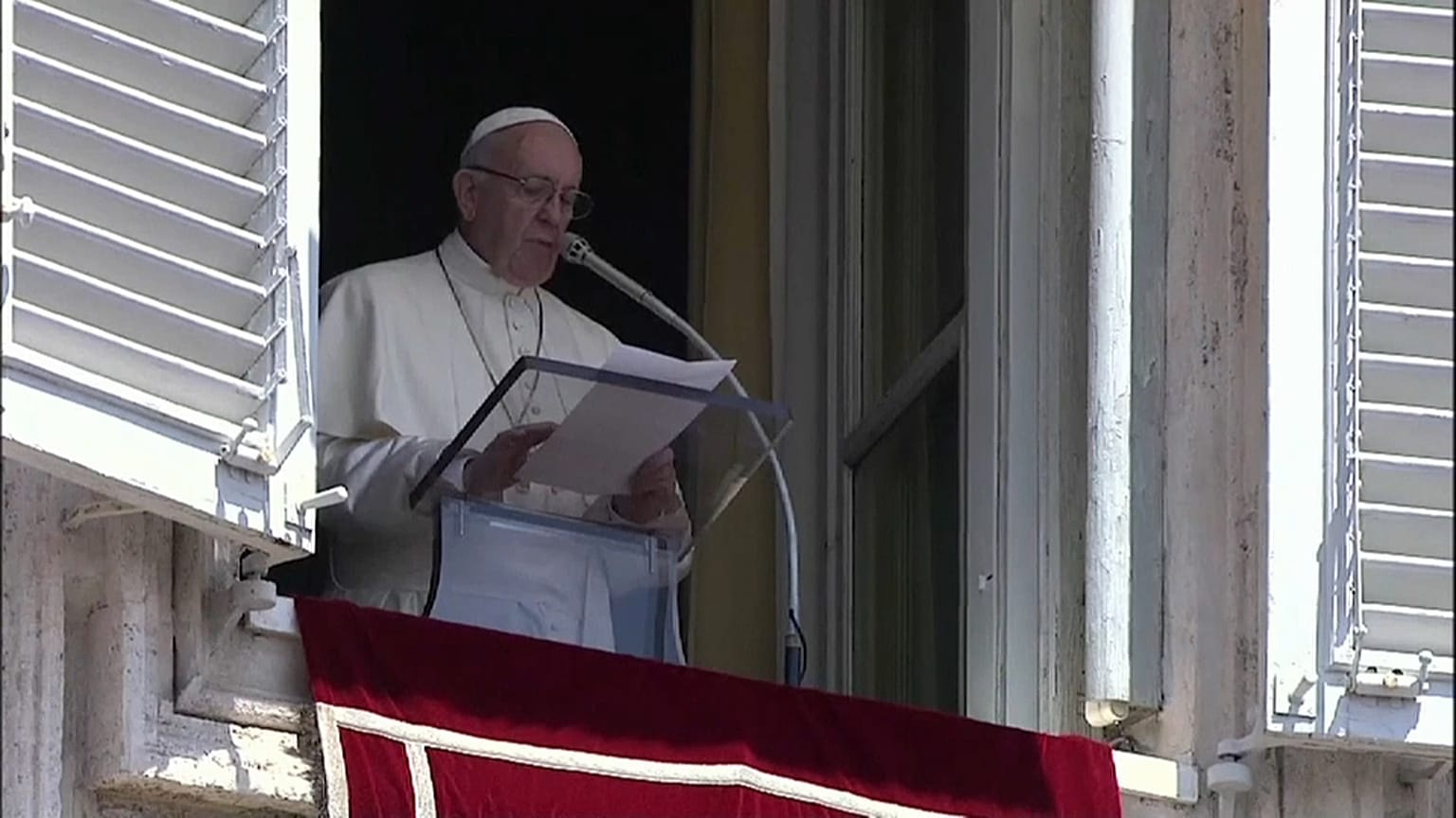 L'appello del Papa: "Fermate i naufragi"