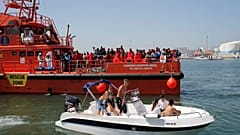 Több száz menekültet mentettek ki