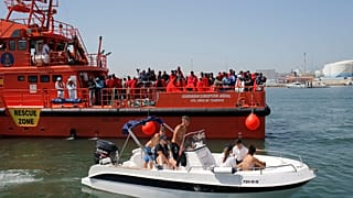 Több száz menekültet mentettek ki